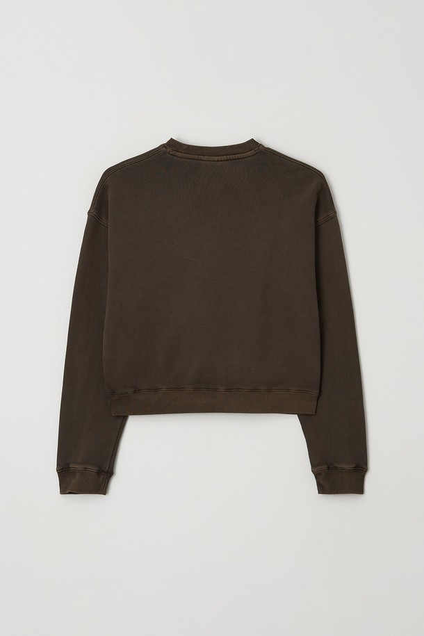 "우먼 피그먼트 크롭 맨투맨 (5컬러)"은 부드러운 면 소재로 제작되어 편안한 착용감을 선사합니다. 피그먼트 워싱 처리로 은은한 빈티지 무드를 더했으며, 루즈핏과 크롭 기장으로 트렌디한 스타일을 연출합니다. 라운드넥 디자인에 긴 소매로 간절기부터 늦가을까지 활용 가능하며, 다양한 스타일의 레이어드 연출이 용이합니다. 차콜, 퍼플, 브라운, 네이비, 카키 5가지 기본 컬러로 구성되어 어떤 옷에도 쉽게 매치할 수 있습니다. 동네 마실룩, 카페룩, 봄 소풍룩 등 캐주얼하고 미니멀한 스타일을 즐기는 여성분들께 추천합니다.
