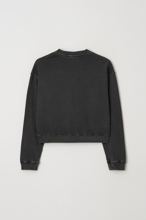 "우먼 피그먼트 크롭 맨투맨 (5컬러)"은 캐주얼하고 미니멀한 스타일을 선호하는 여성들을 위한 상의입니다. 면 소재로 제작되어 부드러운 촉감을 제공하며, 피그먼트 워싱 처리로 빈티지한 멋을 살렸습니다. 크롭 기장과 루즈핏으로 활동성을 높였으며, 봄, 가을에 레이어드하여 다양한 스타일을 연출하기 좋습니다. 차콜, 퍼플, 브라운, 네이비, 카키 5가지 다채로운 컬러로 준비되어, 동네 마실룩, 카페룩, 봄 소풍룩 등 TPO에 맞게 폭넓게 활용할 수 있습니다. 라운드넥과 긴 소매 디자인으로 베이직하면서도 세련된 매력을 더합니다.
