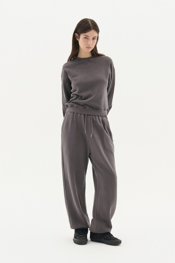 **우먼 피그먼트 크롭 맨투맨 (5컬러)**은 캐주얼하고 미니멀한 스타일을 연출하기 좋은 여성용 맨투맨입니다. 면 소재로 제작되어 부드러운 촉감을 자랑하며, 봄, 가을에 착용하기 적합합니다. 피그먼트 워싱 처리를 통해 자연스러운 색감과 빈티지한 멋을 더했으며, 루즈핏과 크롭 기장으로 편안하고 활동적인 착용감을 제공합니다. 라운드넥 디자인과 긴 소매로 어떤 옷에도 레이어드하여 스타일리시하게 연출할 수 있으며, 동네 마실룩, 카페룩 등 다양한 TPO에 활용하기 좋습니다. 차콜, 퍼플, 브라운, 네이비, 카키 5가지 다채로운 컬러로 만나보세요.
