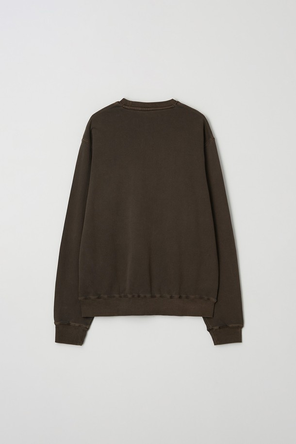 글래스고 피그먼트 워싱 오버 맨투맨 5컬러는 캐주얼, 스트릿 스타일을 연출하기 좋은 남녀 공용 맨투맨입니다. 부드러운 면 소재에 두꺼운 두께감으로 제작되어 봄, 가을, 겨울 시즌에 착용하기 좋습니다. 브라운 컬러를 포함한 5가지 색상으로 출시되었으며, 라운드넥과 긴소매, 오버핏 디자인으로 편안한 착용감을 선사합니다. 피그먼트 워싱 기법으로 빈티지한 느낌을 살린 로고, 프린트 패턴이 특징입니다. 크롭 기장으로 트렌디한 스타일을 완성해보세요.
