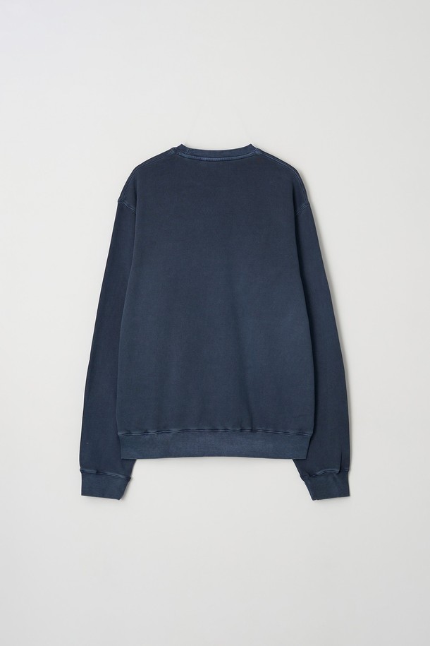 글래스고 피그먼트 워싱 오버 맨투맨은 캐주얼, 스트리트, 미니멀 스타일을 소화하는 남성분들을 위한 제품입니다. 네이비 컬러를 포함한 5가지 색상으로 출시되었으며, 봄, 가을, 겨울 세 계절 모두 착용 가능합니다. 부드러운 면 소재에 두꺼운 두께감으로 제작되어 편안한 착용감을 선사하며, 오버핏 디자인으로 트렌디한 스타일을 연출합니다. 피그먼트 워싱 기법을 사용하여 자연스러운 워싱 디테일과 빈티지한 매력을 더했습니다. 라운드넥과 긴 소매, 로고/프린트 무늬가 특징인 데일리 아이템입니다.
