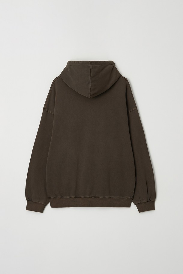 글래스고 피그먼트 워싱 오버 후드티 5컬러는 남녀 모두 착용 가능한 오버핏 후드티입니다. 부드러운 면 소재로 제작되어 가을, 겨울철에 따뜻하게 착용할 수 있으며, 두꺼운 두께감으로 보온성을 높였습니다. 브라운 컬러를 포함한 5가지 색상으로 출시되어 다양한 스타일에 매치하기 좋습니다. 피그먼트 워싱 기법으로 빈티지한 멋을 더했으며, 캐주얼, 스트릿, 미니멀 스타일 모두 소화 가능합니다. 캠핑룩, 집콕룩 등 편안한 TPO에 활용하기 좋습니다.
