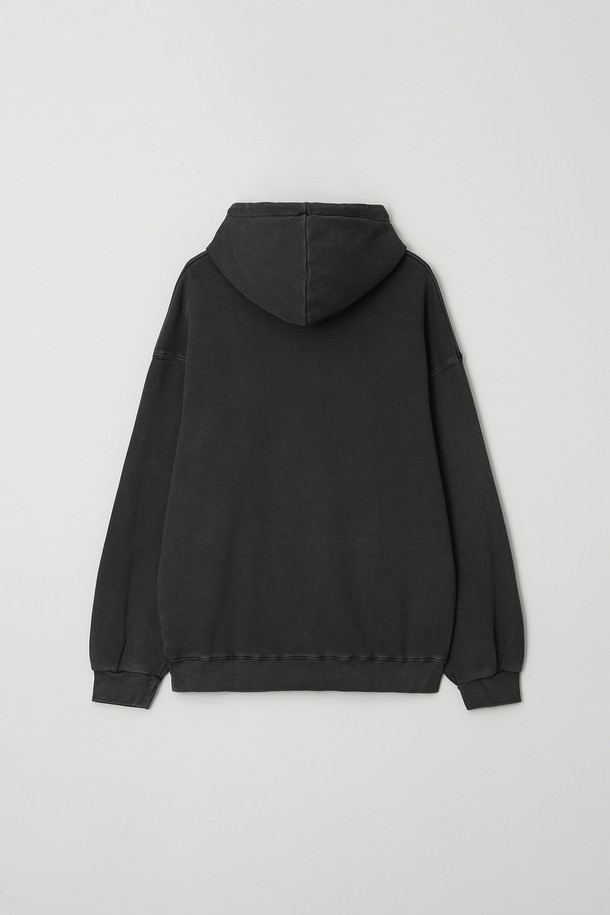 글래스고 피그먼트 워싱 오버 후드티는 공용으로 제작된 캐주얼, 스트릿 스타일의 후드티입니다. 부드러운 면 소재에 넉넉한 오버핏으로 편안한 착용감을 선사하며, 가을, 겨울 시즌에 적합합니다. 블랙, 차콜 색상으로 출시되었으며, 긴 소매와 후드 디자인이 특징입니다. 피그먼트 워싱 기법으로 빈티지한 느낌을 살린 로고, 프린트 무늬의 두꺼운 두께감을 가진 후드티입니다. 데일리룩에 스트릿 무드를 더해보세요.
