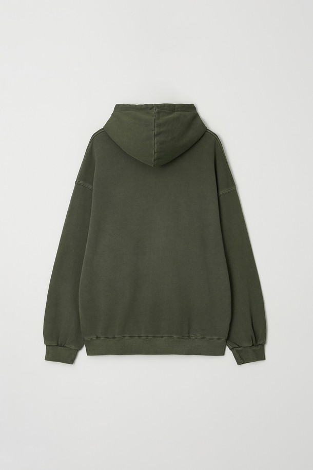 글래스고 피그먼트 워싱 오버 후드티는 5가지 컬러로 출시되어, 캐주얼 및 스트리트 스타일을 즐기는 분들께 적합한 상의입니다. 면 소재로 제작되어 부드러운 촉감을 제공하며, 두꺼운 두께감으로 봄, 가을, 겨울까지 폭넓게 활용 가능합니다. 오버핏 디자인에 후드, 긴소매, 로고 및 프린트 패턴이 더해져 개성 있는 스타일을 연출합니다. 피그먼트 워싱 기법으로 빈티지한 느낌을 살린 이 후드티는 일상생활에서 편안하게 착용하기 좋습니다.
