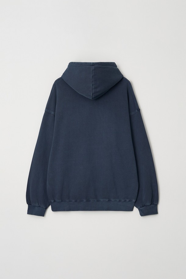 글래스고 피그먼트 워싱 오버 후드티 5컬러는 남녀 모두 착용 가능한 캐주얼하고 스트릿한 스타일의 후드티입니다. 봄, 가을, 겨울 모두 활용 가능하며, 두꺼운 면 소재로 제작되어 부드러운 촉감을 선사합니다. 오버핏 디자인에 로고 또는 프린트 패턴이 특징이며, 긴 소매와 후드넥 라인으로 편안한 착용감을 제공합니다. 피그먼트 워싱 처리로 빈티지한 느낌을 더했으며, 캠핑룩이나 산책룩 등 다양한 TPO에 활용 가능합니다. 미니멀한 스타일 연출에도 용이합니다.
