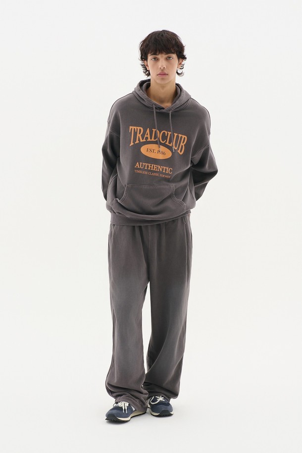 글래스고 피그먼트 워싱 오버 후드티는 남녀 모두 착용 가능한 캐주얼, 스트리트 스타일의 후드티입니다. 부드러운 면 소재로 제작되었으며, 가을과 겨울에 적합한 두꺼운 두께감으로 따뜻하게 착용할 수 있습니다. 오버핏 디자인에 로고 프린트가 돋보이며, 피그먼트 워싱 처리로 자연스러운 빈티지 무드를 연출합니다. 그레이 컬러로 출시되어 다양한 스타일에 매치하기 용이하며, 넉넉한 기장과 긴 소매로 편안한 착용감을 제공합니다.
