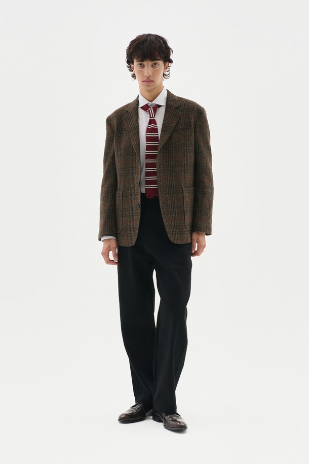 클래식한 멋을 선사하는 해리스 트위드 블레이저입니다. 울과 트위드 소재로 제작되어 가을, 겨울 시즌에 따뜻하고 포근하게 착용할 수 있습니다. 레귤러핏 디자인으로 어떤 스타일에도 잘 어울리며, 오피스룩, 출근룩, 모임룩 등 다양한 TPO에 활용 가능합니다. 클래식하고 미니멀한 스타일을 선호하는 분들께 추천하며, 두꺼운 두께감으로 고급스러운 분위기를 더합니다. 긴 소매 기장으로 세련된 실루엣을 연출합니다.
