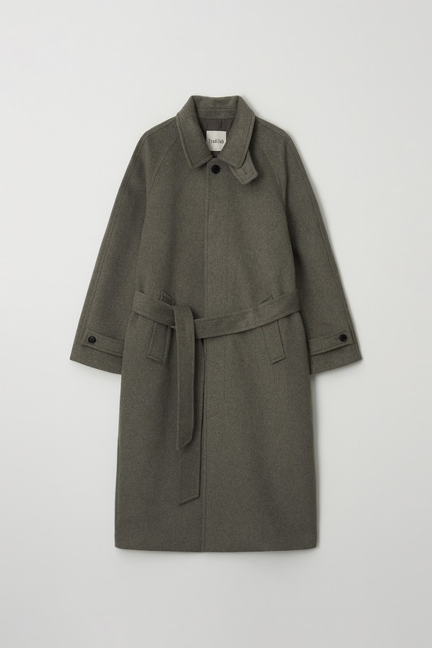 베이지와 브라운 컬러로 구성된 남성용 벨티드 울 오버핏 발마칸 코트입니다. 가을과 겨울, 두 계절에 걸쳐 활용할 수 있는 두꺼운 두께감의 롱 기장 코트로, 부드러운 촉감이 특징입니다. 클래식하고 미니멀한 스타일을 연출하며, 싱글 버튼 여밈과 벨트 디테일이 돋보입니다. 출근룩, 비즈니스 캐주얼, 모임룩 등 다양한 TPO에 시크하게 매치하기 좋습니다. 무지 디자인으로 어떤 스타일에도 쉽게 코디할 수 있습니다.
