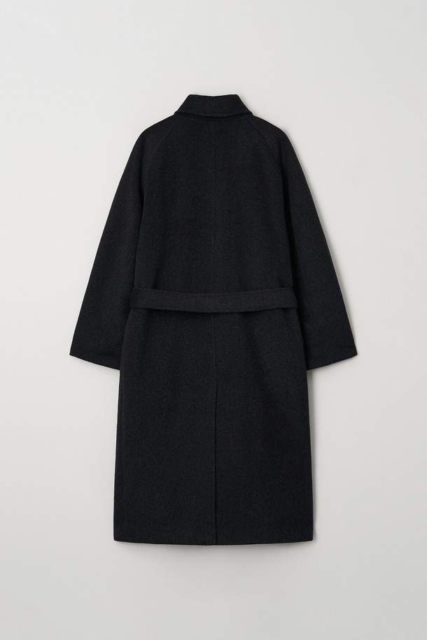 세련된 남성분들을 위한 벨티드 울 오버핏 발마칸 코트입니다. 블랙 컬러의 울 소재로 제작되어 가을, 겨울 시즌에 따뜻하고 포근하게 착용할 수 있습니다. 롱 기장과 오버핏 디자인으로 클래식하면서도 미니멀한 스타일을 연출하며, 싱글 버튼 여밈 방식과 벨티드 디테일이 특징입니다. 출근룩, 비즈니스 캐주얼, 모임룩 등 다양한 TPO에 활용 가능하며, 시크하고 세련된 스타일을 완성해 보세요.
