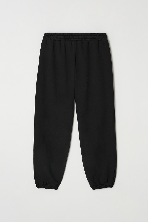 베이직 노턱 스웨트 조거 팬츠는 편안함과 스타일을 동시에 만족시키는 아이템입니다. 부드러운 면 소재로 제작되어 사계절 내내 부담 없이 착용 가능하며, 릴랙스 핏으로 활동성을 높였습니다. 무지 디자인에 블랙 컬러로 어떤 스타일에도 쉽게 매치할 수 있으며, 캐주얼, 스포티, 미니멀 스타일을 모두 소화합니다. 밴딩 처리된 허리와 조거핏으로 편안함을 더하여 피트니스룩 또는 집콕룩으로 활용하기 좋습니다. 노턱 디자인으로 깔끔한 실루엣을 연출합니다.
