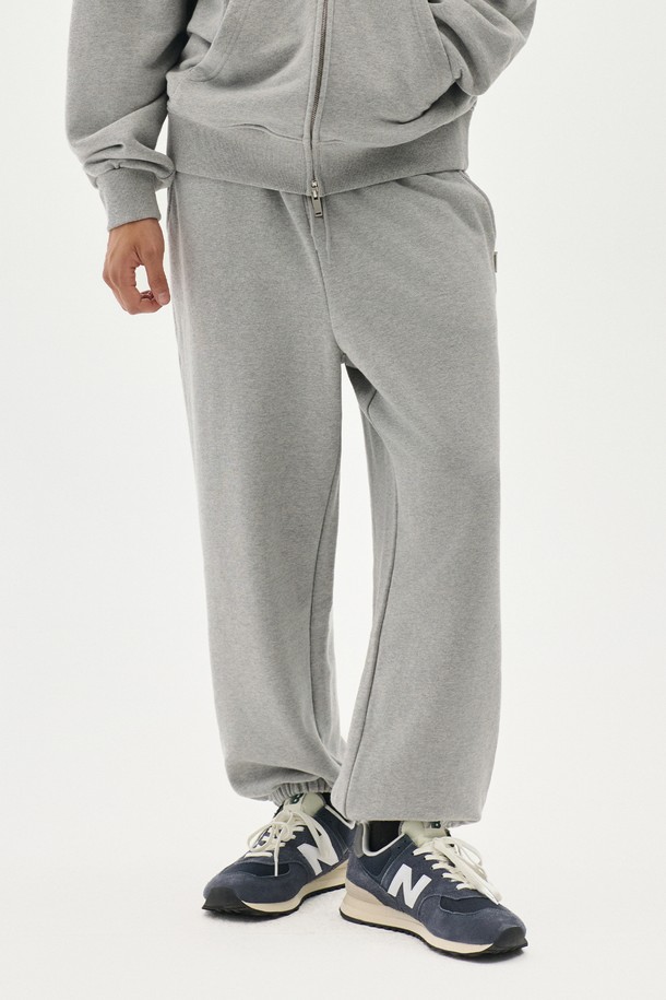 베이직 노턱 스웨트 조거 팬츠는 편안함과 스타일을 모두 갖춘 공용 의류입니다. 부드러운 면 소재로 제작되어 뛰어난 촉감을 제공하며, 릴랙스핏의 조거핏 디자인으로 편안한 착용감을 선사합니다. 밴딩 처리와 신축성 있는 소재로 활동성을 높였으며, 일상, 피트니스 등 다양한 TPO에 활용 가능합니다. 무지 디자인과 그레이 컬러로 어떤 스타일에도 쉽게 매치할 수 있으며, 캐주얼, 스포티, 미니멀 무드를 연출하기 좋습니다. 봄, 가을, 겨울 계절에 두루 활용 가능한 두꺼운 두께감의 긴바지입니다.
