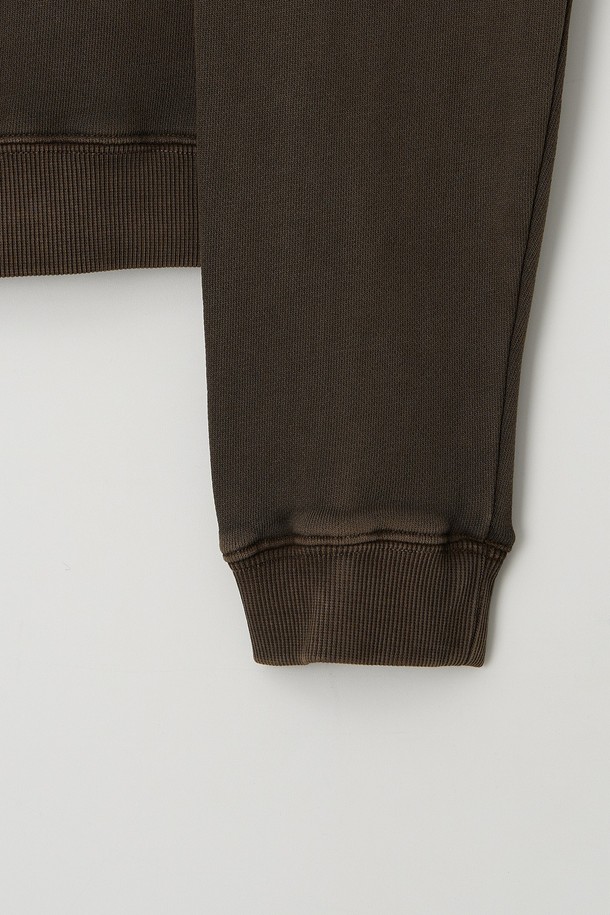 "우먼 피그먼트 크롭 맨투맨 (5컬러)"은 부드러운 면 소재로 제작되어 편안한 착용감을 선사합니다. 피그먼트 워싱 처리로 은은한 빈티지 무드를 더했으며, 루즈핏과 크롭 기장으로 트렌디한 스타일을 연출합니다. 라운드넥 디자인에 긴 소매로 간절기부터 늦가을까지 활용 가능하며, 다양한 스타일의 레이어드 연출이 용이합니다. 차콜, 퍼플, 브라운, 네이비, 카키 5가지 기본 컬러로 구성되어 어떤 옷에도 쉽게 매치할 수 있습니다. 동네 마실룩, 카페룩, 봄 소풍룩 등 캐주얼하고 미니멀한 스타일을 즐기는 여성분들께 추천합니다.
