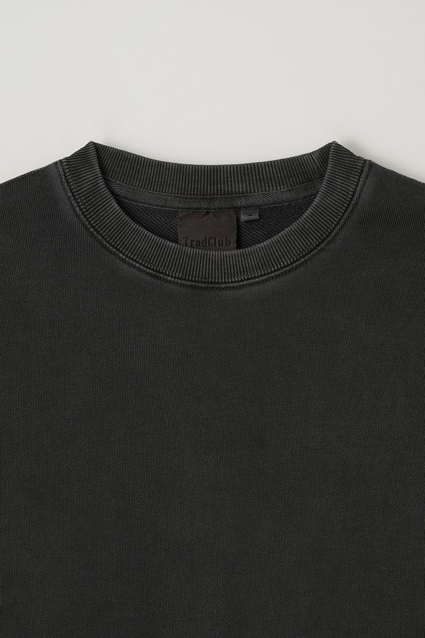 "우먼 피그먼트 크롭 맨투맨 (5컬러)"은 캐주얼하고 미니멀한 스타일을 선호하는 여성들을 위한 상의입니다. 면 소재로 제작되어 부드러운 촉감을 제공하며, 피그먼트 워싱 처리로 빈티지한 멋을 살렸습니다. 크롭 기장과 루즈핏으로 활동성을 높였으며, 봄, 가을에 레이어드하여 다양한 스타일을 연출하기 좋습니다. 차콜, 퍼플, 브라운, 네이비, 카키 5가지 다채로운 컬러로 준비되어, 동네 마실룩, 카페룩, 봄 소풍룩 등 TPO에 맞게 폭넓게 활용할 수 있습니다. 라운드넥과 긴 소매 디자인으로 베이직하면서도 세련된 매력을 더합니다.
