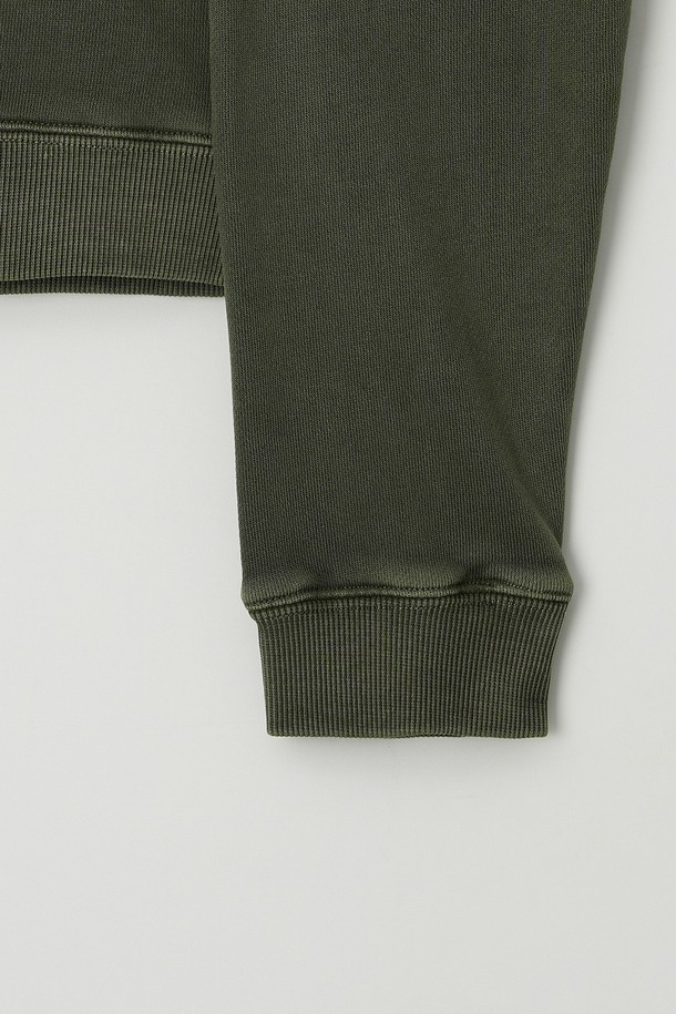 **우먼 피그먼트 크롭 맨투맨 (5컬러)**

캐주얼하고 베이직한 스타일의 여성용 크롭 맨투맨입니다. 부드러운 면 소재로 제작되어 편안한 착용감을 선사하며, 피그먼트 워싱 가공으로 빈티지한 느낌을 더했습니다. 루즈핏으로 활동성이 좋으며, 봄, 가을 시즌에 레이어드하여 다양한 스타일을 연출할 수 있습니다. 라운드넥 디자인에, 차콜, 퍼플, 브라운, 네이비, 카키 5가지 다채로운 컬러로 출시되어 취향에 맞게 선택 가능합니다. 동네 마실룩, 카페룩 등 편안한 일상에 잘 어울립니다.
