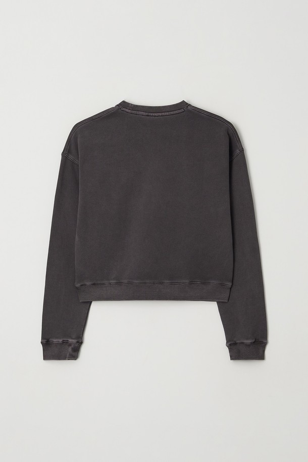 **우먼 피그먼트 크롭 맨투맨 (5컬러)**은 캐주얼하고 미니멀한 스타일을 연출하기 좋은 여성용 맨투맨입니다. 면 소재로 제작되어 부드러운 촉감을 자랑하며, 봄, 가을에 착용하기 적합합니다. 피그먼트 워싱 처리를 통해 자연스러운 색감과 빈티지한 멋을 더했으며, 루즈핏과 크롭 기장으로 편안하고 활동적인 착용감을 제공합니다. 라운드넥 디자인과 긴 소매로 어떤 옷에도 레이어드하여 스타일리시하게 연출할 수 있으며, 동네 마실룩, 카페룩 등 다양한 TPO에 활용하기 좋습니다. 차콜, 퍼플, 브라운, 네이비, 카키 5가지 다채로운 컬러로 만나보세요.
