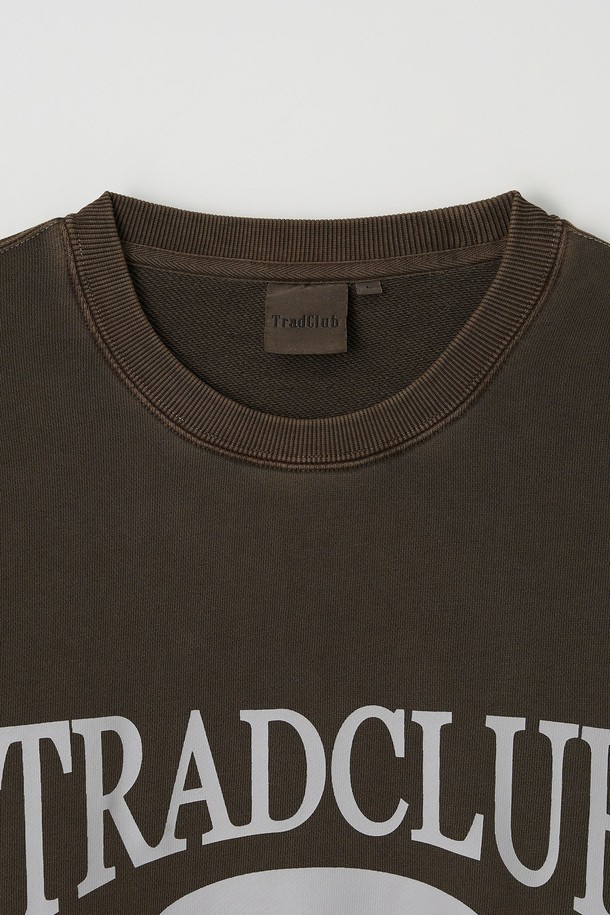 글래스고 피그먼트 워싱 오버 맨투맨 5컬러는 캐주얼, 스트릿 스타일을 연출하기 좋은 남녀 공용 맨투맨입니다. 부드러운 면 소재에 두꺼운 두께감으로 제작되어 봄, 가을, 겨울 시즌에 착용하기 좋습니다. 브라운 컬러를 포함한 5가지 색상으로 출시되었으며, 라운드넥과 긴소매, 오버핏 디자인으로 편안한 착용감을 선사합니다. 피그먼트 워싱 기법으로 빈티지한 느낌을 살린 로고, 프린트 패턴이 특징입니다. 크롭 기장으로 트렌디한 스타일을 완성해보세요.
