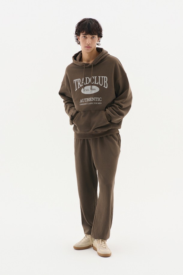 글래스고 피그먼트 워싱 오버 후드티 5컬러는 남녀 모두 착용 가능한 오버핏 후드티입니다. 부드러운 면 소재로 제작되어 가을, 겨울철에 따뜻하게 착용할 수 있으며, 두꺼운 두께감으로 보온성을 높였습니다. 브라운 컬러를 포함한 5가지 색상으로 출시되어 다양한 스타일에 매치하기 좋습니다. 피그먼트 워싱 기법으로 빈티지한 멋을 더했으며, 캐주얼, 스트릿, 미니멀 스타일 모두 소화 가능합니다. 캠핑룩, 집콕룩 등 편안한 TPO에 활용하기 좋습니다.
