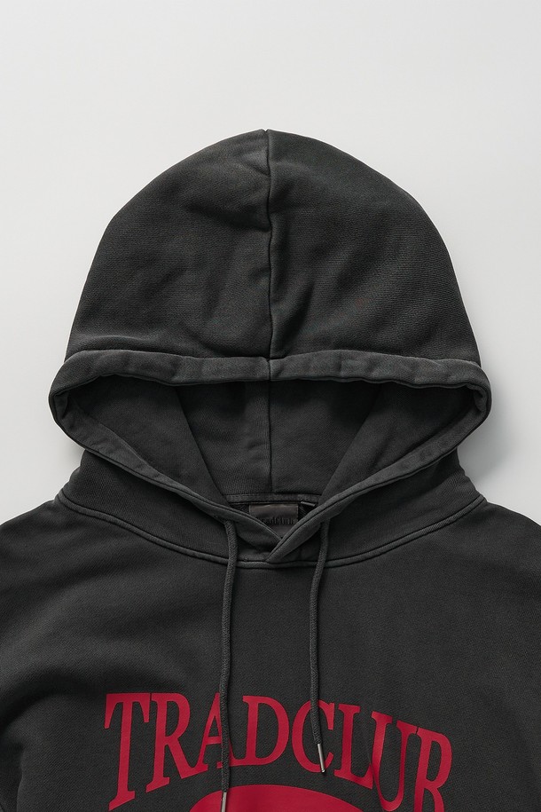 글래스고 피그먼트 워싱 오버 후드티는 공용으로 제작된 캐주얼, 스트릿 스타일의 후드티입니다. 부드러운 면 소재에 넉넉한 오버핏으로 편안한 착용감을 선사하며, 가을, 겨울 시즌에 적합합니다. 블랙, 차콜 색상으로 출시되었으며, 긴 소매와 후드 디자인이 특징입니다. 피그먼트 워싱 기법으로 빈티지한 느낌을 살린 로고, 프린트 무늬의 두꺼운 두께감을 가진 후드티입니다. 데일리룩에 스트릿 무드를 더해보세요.
