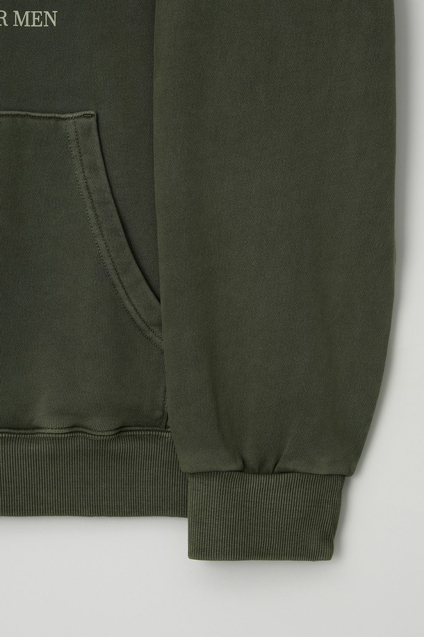 글래스고 피그먼트 워싱 오버 후드티는 5가지 컬러로 출시되어, 캐주얼 및 스트리트 스타일을 즐기는 분들께 적합한 상의입니다. 면 소재로 제작되어 부드러운 촉감을 제공하며, 두꺼운 두께감으로 봄, 가을, 겨울까지 폭넓게 활용 가능합니다. 오버핏 디자인에 후드, 긴소매, 로고 및 프린트 패턴이 더해져 개성 있는 스타일을 연출합니다. 피그먼트 워싱 기법으로 빈티지한 느낌을 살린 이 후드티는 일상생활에서 편안하게 착용하기 좋습니다.
