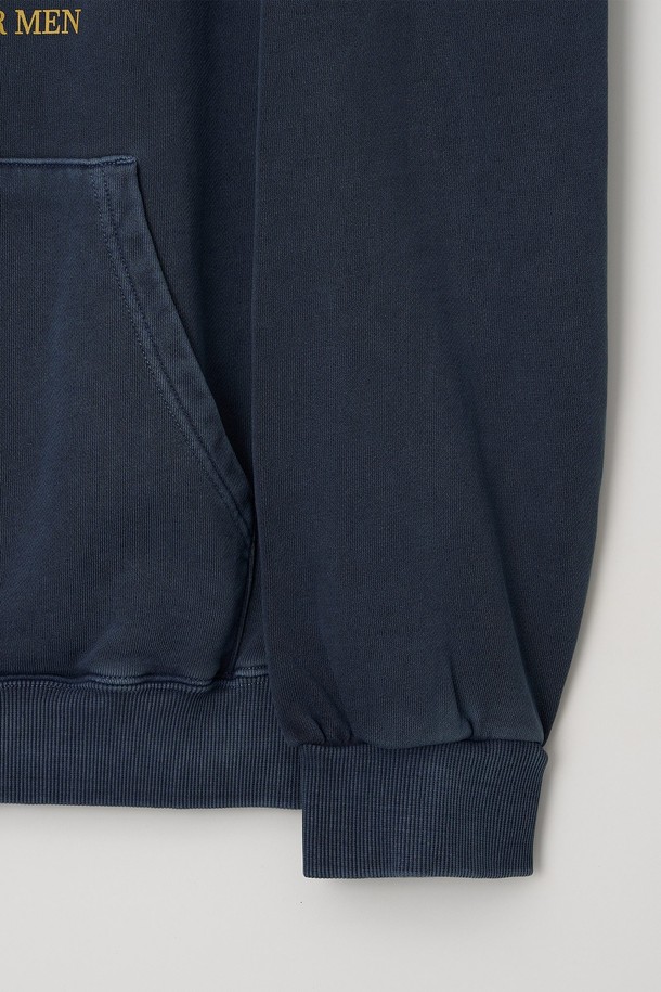 글래스고 피그먼트 워싱 오버 후드티 5컬러는 남녀 모두 착용 가능한 캐주얼하고 스트릿한 스타일의 후드티입니다. 봄, 가을, 겨울 모두 활용 가능하며, 두꺼운 면 소재로 제작되어 부드러운 촉감을 선사합니다. 오버핏 디자인에 로고 또는 프린트 패턴이 특징이며, 긴 소매와 후드넥 라인으로 편안한 착용감을 제공합니다. 피그먼트 워싱 처리로 빈티지한 느낌을 더했으며, 캠핑룩이나 산책룩 등 다양한 TPO에 활용 가능합니다. 미니멀한 스타일 연출에도 용이합니다.
