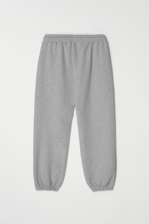 베이직 노턱 스웨트 조거 팬츠는 편안함과 스타일을 모두 갖춘 공용 의류입니다. 부드러운 면 소재로 제작되어 뛰어난 촉감을 제공하며, 릴랙스핏의 조거핏 디자인으로 편안한 착용감을 선사합니다. 밴딩 처리와 신축성 있는 소재로 활동성을 높였으며, 일상, 피트니스 등 다양한 TPO에 활용 가능합니다. 무지 디자인과 그레이 컬러로 어떤 스타일에도 쉽게 매치할 수 있으며, 캐주얼, 스포티, 미니멀 무드를 연출하기 좋습니다. 봄, 가을, 겨울 계절에 두루 활용 가능한 두꺼운 두께감의 긴바지입니다.
