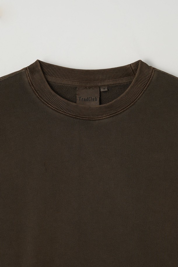 "우먼 피그먼트 크롭 맨투맨 (5컬러)"은 부드러운 면 소재로 제작되어 편안한 착용감을 선사합니다. 피그먼트 워싱 처리로 은은한 빈티지 무드를 더했으며, 루즈핏과 크롭 기장으로 트렌디한 스타일을 연출합니다. 라운드넥 디자인에 긴 소매로 간절기부터 늦가을까지 활용 가능하며, 다양한 스타일의 레이어드 연출이 용이합니다. 차콜, 퍼플, 브라운, 네이비, 카키 5가지 기본 컬러로 구성되어 어떤 옷에도 쉽게 매치할 수 있습니다. 동네 마실룩, 카페룩, 봄 소풍룩 등 캐주얼하고 미니멀한 스타일을 즐기는 여성분들께 추천합니다.
