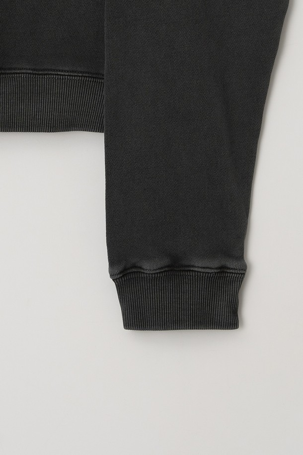 "우먼 피그먼트 크롭 맨투맨 (5컬러)"은 캐주얼하고 미니멀한 스타일을 선호하는 여성들을 위한 상의입니다. 면 소재로 제작되어 부드러운 촉감을 제공하며, 피그먼트 워싱 처리로 빈티지한 멋을 살렸습니다. 크롭 기장과 루즈핏으로 활동성을 높였으며, 봄, 가을에 레이어드하여 다양한 스타일을 연출하기 좋습니다. 차콜, 퍼플, 브라운, 네이비, 카키 5가지 다채로운 컬러로 준비되어, 동네 마실룩, 카페룩, 봄 소풍룩 등 TPO에 맞게 폭넓게 활용할 수 있습니다. 라운드넥과 긴 소매 디자인으로 베이직하면서도 세련된 매력을 더합니다.
