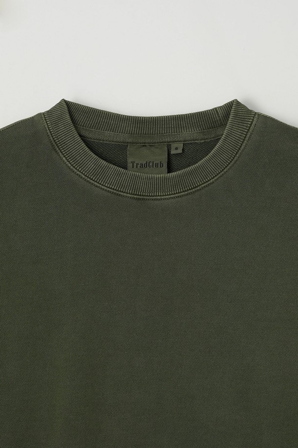 **우먼 피그먼트 크롭 맨투맨 (5컬러)**

캐주얼하고 베이직한 스타일의 여성용 크롭 맨투맨입니다. 부드러운 면 소재로 제작되어 편안한 착용감을 선사하며, 피그먼트 워싱 가공으로 빈티지한 느낌을 더했습니다. 루즈핏으로 활동성이 좋으며, 봄, 가을 시즌에 레이어드하여 다양한 스타일을 연출할 수 있습니다. 라운드넥 디자인에, 차콜, 퍼플, 브라운, 네이비, 카키 5가지 다채로운 컬러로 출시되어 취향에 맞게 선택 가능합니다. 동네 마실룩, 카페룩 등 편안한 일상에 잘 어울립니다.
