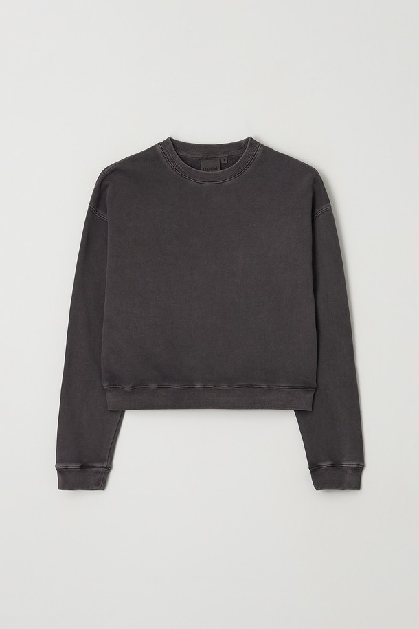 **우먼 피그먼트 크롭 맨투맨 (5컬러)**은 캐주얼하고 미니멀한 스타일을 연출하기 좋은 여성용 맨투맨입니다. 면 소재로 제작되어 부드러운 촉감을 자랑하며, 봄, 가을에 착용하기 적합합니다. 피그먼트 워싱 처리를 통해 자연스러운 색감과 빈티지한 멋을 더했으며, 루즈핏과 크롭 기장으로 편안하고 활동적인 착용감을 제공합니다. 라운드넥 디자인과 긴 소매로 어떤 옷에도 레이어드하여 스타일리시하게 연출할 수 있으며, 동네 마실룩, 카페룩 등 다양한 TPO에 활용하기 좋습니다. 차콜, 퍼플, 브라운, 네이비, 카키 5가지 다채로운 컬러로 만나보세요.
