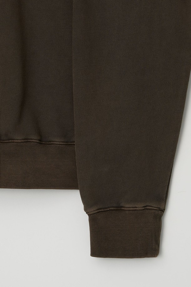 글래스고 피그먼트 워싱 오버 맨투맨 5컬러는 캐주얼, 스트릿 스타일을 연출하기 좋은 남녀 공용 맨투맨입니다. 부드러운 면 소재에 두꺼운 두께감으로 제작되어 봄, 가을, 겨울 시즌에 착용하기 좋습니다. 브라운 컬러를 포함한 5가지 색상으로 출시되었으며, 라운드넥과 긴소매, 오버핏 디자인으로 편안한 착용감을 선사합니다. 피그먼트 워싱 기법으로 빈티지한 느낌을 살린 로고, 프린트 패턴이 특징입니다. 크롭 기장으로 트렌디한 스타일을 완성해보세요.
