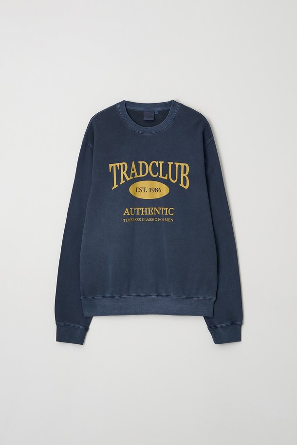 글래스고 피그먼트 워싱 오버 맨투맨은 캐주얼, 스트리트, 미니멀 스타일을 소화하는 남성분들을 위한 제품입니다. 네이비 컬러를 포함한 5가지 색상으로 출시되었으며, 봄, 가을, 겨울 세 계절 모두 착용 가능합니다. 부드러운 면 소재에 두꺼운 두께감으로 제작되어 편안한 착용감을 선사하며, 오버핏 디자인으로 트렌디한 스타일을 연출합니다. 피그먼트 워싱 기법을 사용하여 자연스러운 워싱 디테일과 빈티지한 매력을 더했습니다. 라운드넥과 긴 소매, 로고/프린트 무늬가 특징인 데일리 아이템입니다.
