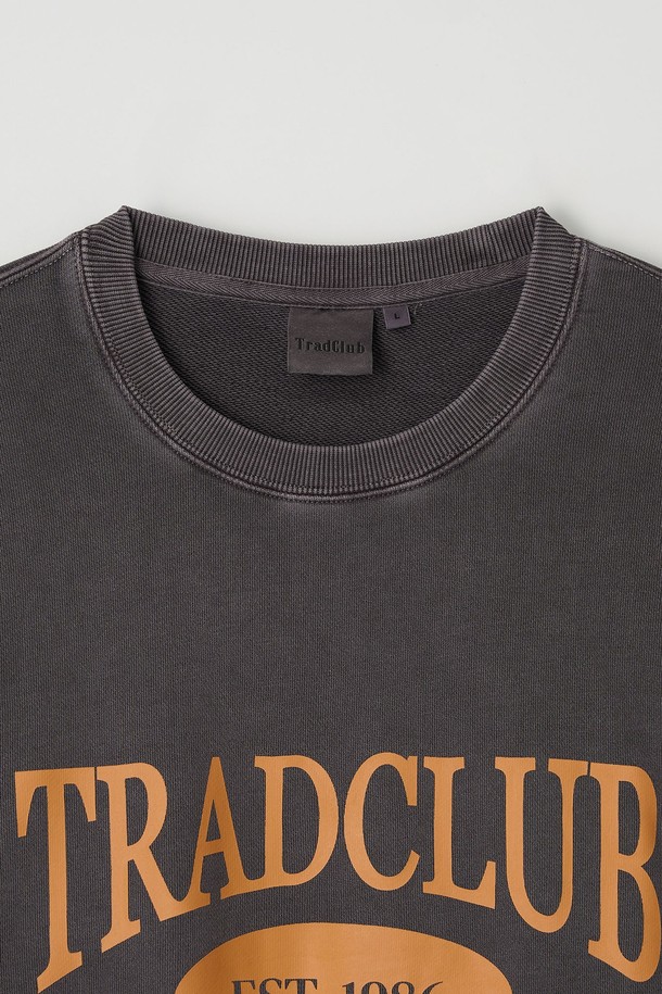 글래스고 피그먼트 워싱 오버 맨투맨은 캐주얼, 스트리트, 미니멀 스타일을 모두 아우르는 남녀 공용 상의입니다. 부드러운 면 소재로 제작되어 편안한 착용감을 선사하며, 두꺼운 두께감으로 봄, 가을, 겨울철에 따뜻하게 입을 수 있습니다. 오버핏 디자인에 라운드넥으로 제작되어 편안한 착용감을 제공하며, 로고 또는 프린트 무늬가 특징입니다. 그레이, 블랙 5가지 컬러로 출시되어 다양한 스타일 연출이 가능하며, 피그먼트 워싱 처리로 빈티지한 느낌을 더했습니다. 긴 소매 기장과 크롭 기장으로 트렌디한 스타일을 완성해보세요.
