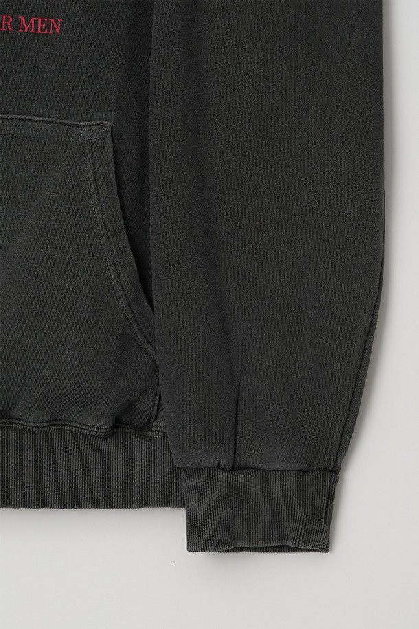 글래스고 피그먼트 워싱 오버 후드티는 공용으로 제작된 캐주얼, 스트릿 스타일의 후드티입니다. 부드러운 면 소재에 넉넉한 오버핏으로 편안한 착용감을 선사하며, 가을, 겨울 시즌에 적합합니다. 블랙, 차콜 색상으로 출시되었으며, 긴 소매와 후드 디자인이 특징입니다. 피그먼트 워싱 기법으로 빈티지한 느낌을 살린 로고, 프린트 무늬의 두꺼운 두께감을 가진 후드티입니다. 데일리룩에 스트릿 무드를 더해보세요.
