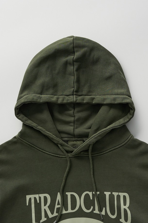 글래스고 피그먼트 워싱 오버 후드티는 5가지 컬러로 출시되어, 캐주얼 및 스트리트 스타일을 즐기는 분들께 적합한 상의입니다. 면 소재로 제작되어 부드러운 촉감을 제공하며, 두꺼운 두께감으로 봄, 가을, 겨울까지 폭넓게 활용 가능합니다. 오버핏 디자인에 후드, 긴소매, 로고 및 프린트 패턴이 더해져 개성 있는 스타일을 연출합니다. 피그먼트 워싱 기법으로 빈티지한 느낌을 살린 이 후드티는 일상생활에서 편안하게 착용하기 좋습니다.
