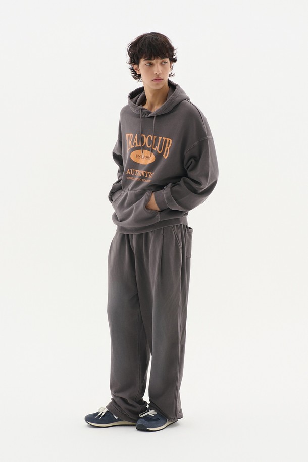 글래스고 피그먼트 워싱 오버 후드티는 남녀 모두 착용 가능한 캐주얼, 스트리트 스타일의 후드티입니다. 부드러운 면 소재로 제작되었으며, 가을과 겨울에 적합한 두꺼운 두께감으로 따뜻하게 착용할 수 있습니다. 오버핏 디자인에 로고 프린트가 돋보이며, 피그먼트 워싱 처리로 자연스러운 빈티지 무드를 연출합니다. 그레이 컬러로 출시되어 다양한 스타일에 매치하기 용이하며, 넉넉한 기장과 긴 소매로 편안한 착용감을 제공합니다.
