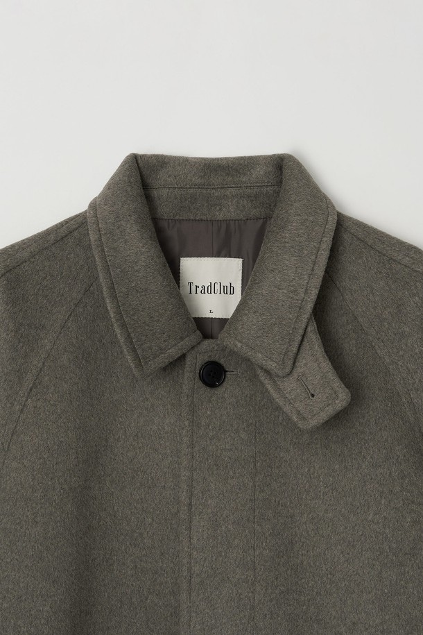 베이지와 브라운 컬러로 구성된 남성용 벨티드 울 오버핏 발마칸 코트입니다. 가을과 겨울, 두 계절에 걸쳐 활용할 수 있는 두꺼운 두께감의 롱 기장 코트로, 부드러운 촉감이 특징입니다. 클래식하고 미니멀한 스타일을 연출하며, 싱글 버튼 여밈과 벨트 디테일이 돋보입니다. 출근룩, 비즈니스 캐주얼, 모임룩 등 다양한 TPO에 시크하게 매치하기 좋습니다. 무지 디자인으로 어떤 스타일에도 쉽게 코디할 수 있습니다.
