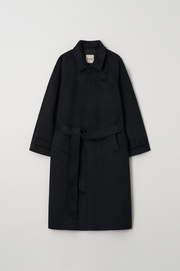 세련된 남성분들을 위한 벨티드 울 오버핏 발마칸 코트입니다. 블랙 컬러의 울 소재로 제작되어 가을, 겨울 시즌에 따뜻하고 포근하게 착용할 수 있습니다. 롱 기장과 오버핏 디자인으로 클래식하면서도 미니멀한 스타일을 연출하며, 싱글 버튼 여밈 방식과 벨티드 디테일이 특징입니다. 출근룩, 비즈니스 캐주얼, 모임룩 등 다양한 TPO에 활용 가능하며, 시크하고 세련된 스타일을 완성해 보세요.
