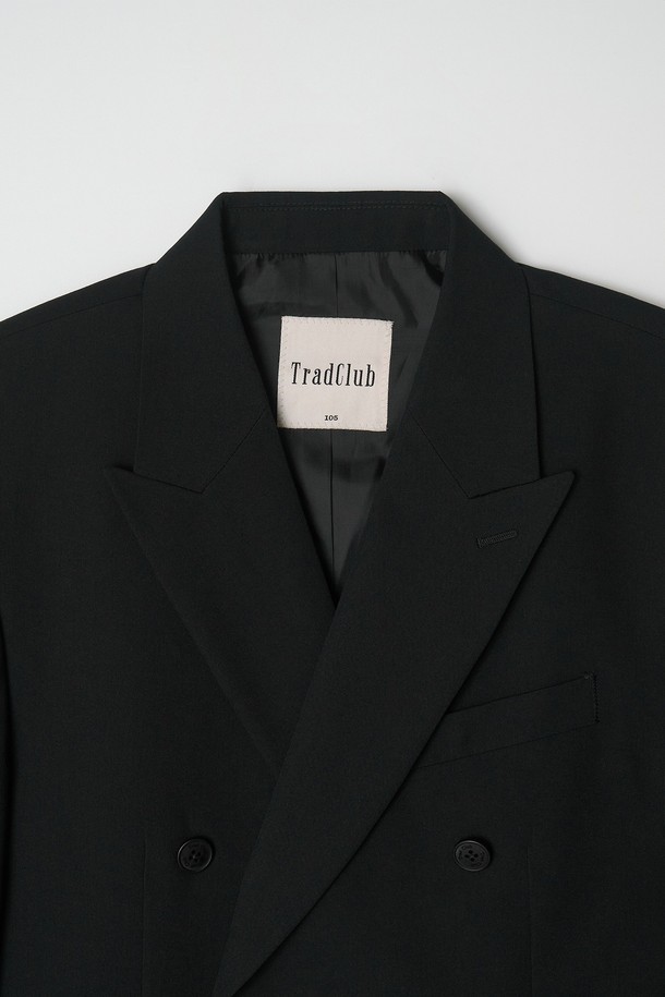 코어 더블 브레스티드 레귤러 셋업수트 블레이저(블랙)는 남성용 아우터 블레이저입니다. 클래식하고 포멀한 스타일로, 봄, 가을에 착용하기 좋습니다. 무지 패턴의 블랙 컬러에 레귤러핏으로 제작되었으며, 더블버튼 여밈 방식과 셋업 수트 디자인이 특징입니다. 울 소재에 안감이 있어 두꺼운 두께감을 자랑하며, 오피스룩, 비즈니스 캐주얼, 출근룩 등 다양한 TPO에 활용할 수 있습니다. 미니멀한 스타일을 선호하는 분들께 추천하는 아이템입니다.
