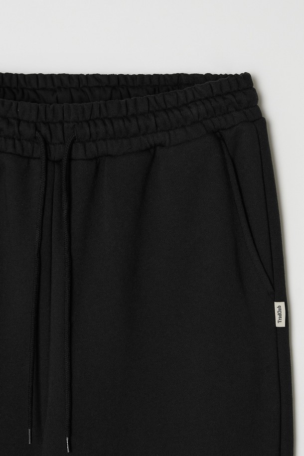 베이직 노턱 스웨트 조거 팬츠는 편안함과 스타일을 동시에 만족시키는 아이템입니다. 부드러운 면 소재로 제작되어 사계절 내내 부담 없이 착용 가능하며, 릴랙스 핏으로 활동성을 높였습니다. 무지 디자인에 블랙 컬러로 어떤 스타일에도 쉽게 매치할 수 있으며, 캐주얼, 스포티, 미니멀 스타일을 모두 소화합니다. 밴딩 처리된 허리와 조거핏으로 편안함을 더하여 피트니스룩 또는 집콕룩으로 활용하기 좋습니다. 노턱 디자인으로 깔끔한 실루엣을 연출합니다.
