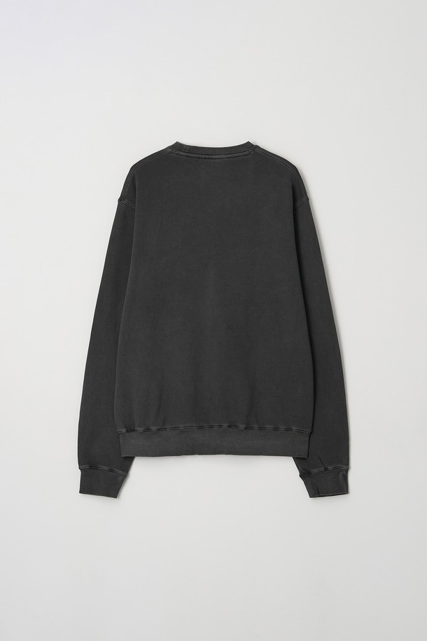 글래스고 피그먼트 워싱 오버 맨투맨은 캐주얼, 미니멀, 클래식 스타일을 아우르는 남성용 맨투맨입니다. 부드러운 면 소재에 피그먼트 워싱 기법을 더하여 자연스러운 색감과 빈티지한 느낌을 살렸습니다. 라운드넥 디자인과 긴 소매, 오버핏으로 편안한 착용감을 제공하며, 봄, 가을, 겨울 세 계절 모두 활용 가능합니다. 그레이, 블랙, 화이트, 베이지, 네이비의 5가지 다채로운 컬러 옵션으로, 베이직하면서도 개성 있는 스타일 연출에 용이합니다. 로고 또는 프린트 무늬로 포인트를 더했습니다.
