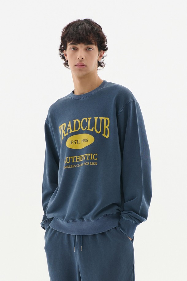 글래스고 피그먼트 워싱 오버 맨투맨은 캐주얼, 스트리트, 미니멀 스타일을 소화하는 남성분들을 위한 제품입니다. 네이비 컬러를 포함한 5가지 색상으로 출시되었으며, 봄, 가을, 겨울 세 계절 모두 착용 가능합니다. 부드러운 면 소재에 두꺼운 두께감으로 제작되어 편안한 착용감을 선사하며, 오버핏 디자인으로 트렌디한 스타일을 연출합니다. 피그먼트 워싱 기법을 사용하여 자연스러운 워싱 디테일과 빈티지한 매력을 더했습니다. 라운드넥과 긴 소매, 로고/프린트 무늬가 특징인 데일리 아이템입니다.
