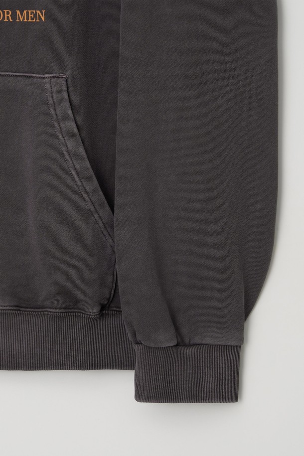 글래스고 피그먼트 워싱 오버 후드티는 남녀 모두 착용 가능한 캐주얼, 스트리트 스타일의 후드티입니다. 부드러운 면 소재로 제작되었으며, 가을과 겨울에 적합한 두꺼운 두께감으로 따뜻하게 착용할 수 있습니다. 오버핏 디자인에 로고 프린트가 돋보이며, 피그먼트 워싱 처리로 자연스러운 빈티지 무드를 연출합니다. 그레이 컬러로 출시되어 다양한 스타일에 매치하기 용이하며, 넉넉한 기장과 긴 소매로 편안한 착용감을 제공합니다.
