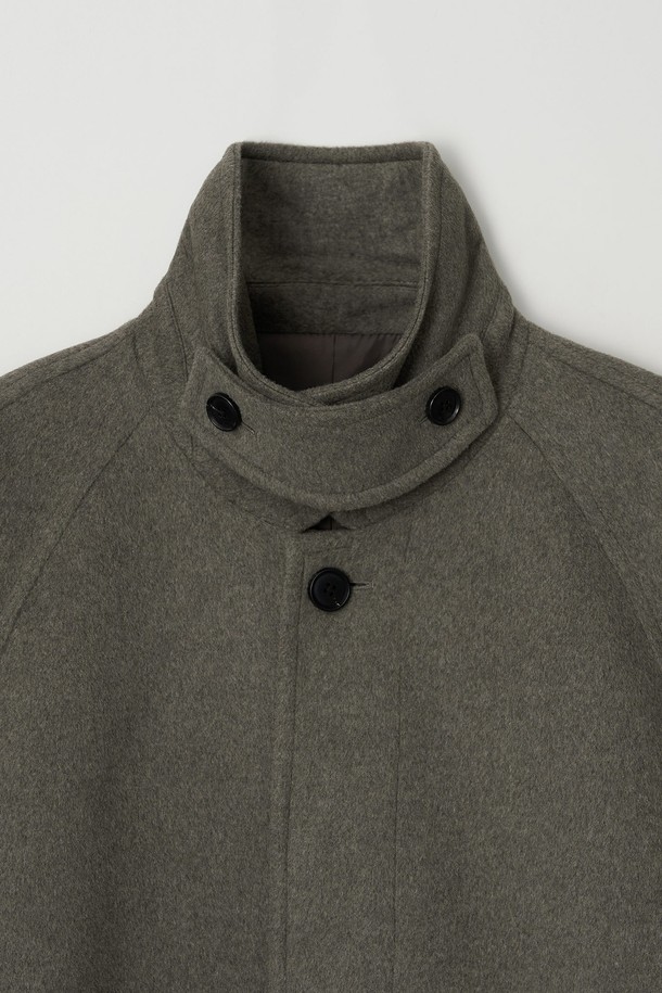 베이지와 브라운 컬러로 구성된 남성용 벨티드 울 오버핏 발마칸 코트입니다. 가을과 겨울, 두 계절에 걸쳐 활용할 수 있는 두꺼운 두께감의 롱 기장 코트로, 부드러운 촉감이 특징입니다. 클래식하고 미니멀한 스타일을 연출하며, 싱글 버튼 여밈과 벨트 디테일이 돋보입니다. 출근룩, 비즈니스 캐주얼, 모임룩 등 다양한 TPO에 시크하게 매치하기 좋습니다. 무지 디자인으로 어떤 스타일에도 쉽게 코디할 수 있습니다.
