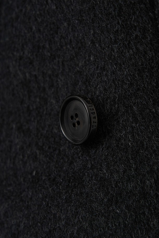 세련된 남성분들을 위한 벨티드 울 오버핏 발마칸 코트입니다. 블랙 컬러의 울 소재로 제작되어 가을, 겨울 시즌에 따뜻하고 포근하게 착용할 수 있습니다. 롱 기장과 오버핏 디자인으로 클래식하면서도 미니멀한 스타일을 연출하며, 싱글 버튼 여밈 방식과 벨티드 디테일이 특징입니다. 출근룩, 비즈니스 캐주얼, 모임룩 등 다양한 TPO에 활용 가능하며, 시크하고 세련된 스타일을 완성해 보세요.
