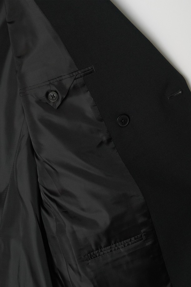 코어 더블 브레스티드 레귤러 셋업수트 블레이저(블랙)는 남성용 아우터 블레이저입니다. 클래식하고 포멀한 스타일로, 봄, 가을에 착용하기 좋습니다. 무지 패턴의 블랙 컬러에 레귤러핏으로 제작되었으며, 더블버튼 여밈 방식과 셋업 수트 디자인이 특징입니다. 울 소재에 안감이 있어 두꺼운 두께감을 자랑하며, 오피스룩, 비즈니스 캐주얼, 출근룩 등 다양한 TPO에 활용할 수 있습니다. 미니멀한 스타일을 선호하는 분들께 추천하는 아이템입니다.
