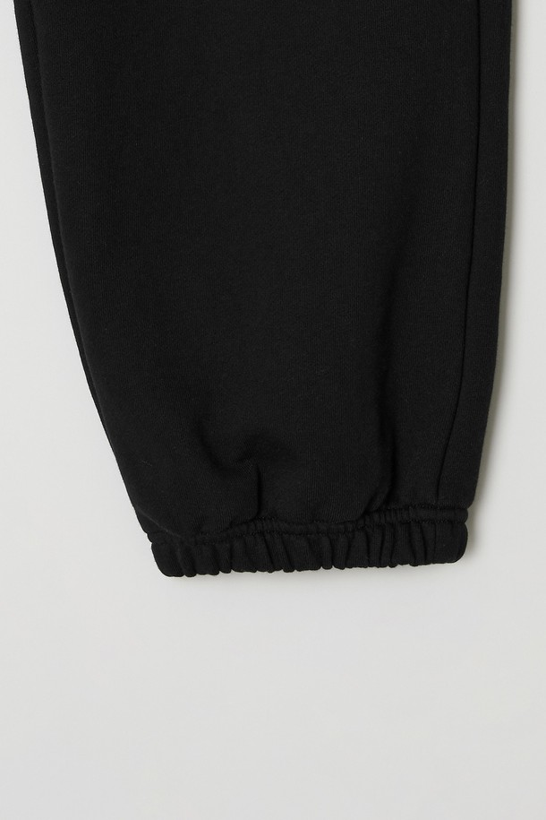 베이직 노턱 스웨트 조거 팬츠는 편안함과 스타일을 동시에 만족시키는 아이템입니다. 부드러운 면 소재로 제작되어 사계절 내내 부담 없이 착용 가능하며, 릴랙스 핏으로 활동성을 높였습니다. 무지 디자인에 블랙 컬러로 어떤 스타일에도 쉽게 매치할 수 있으며, 캐주얼, 스포티, 미니멀 스타일을 모두 소화합니다. 밴딩 처리된 허리와 조거핏으로 편안함을 더하여 피트니스룩 또는 집콕룩으로 활용하기 좋습니다. 노턱 디자인으로 깔끔한 실루엣을 연출합니다.
