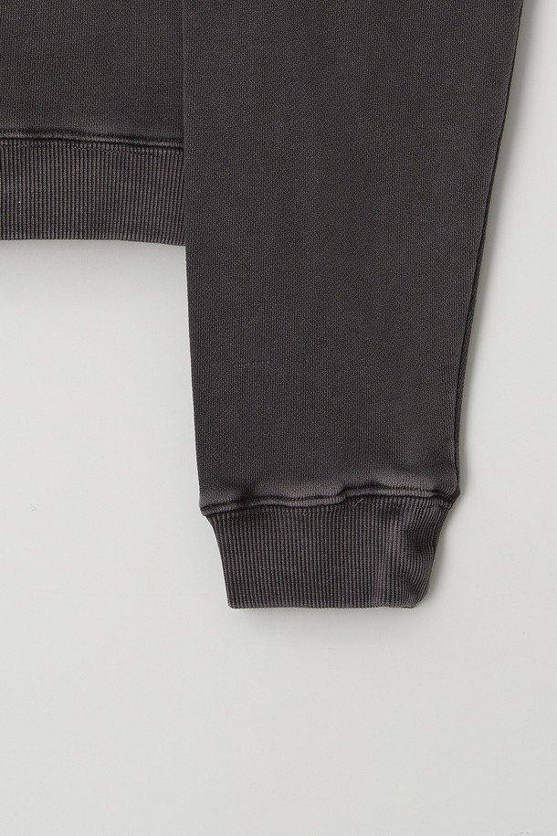 **우먼 피그먼트 크롭 맨투맨 (5컬러)**은 캐주얼하고 미니멀한 스타일을 연출하기 좋은 여성용 맨투맨입니다. 면 소재로 제작되어 부드러운 촉감을 자랑하며, 봄, 가을에 착용하기 적합합니다. 피그먼트 워싱 처리를 통해 자연스러운 색감과 빈티지한 멋을 더했으며, 루즈핏과 크롭 기장으로 편안하고 활동적인 착용감을 제공합니다. 라운드넥 디자인과 긴 소매로 어떤 옷에도 레이어드하여 스타일리시하게 연출할 수 있으며, 동네 마실룩, 카페룩 등 다양한 TPO에 활용하기 좋습니다. 차콜, 퍼플, 브라운, 네이비, 카키 5가지 다채로운 컬러로 만나보세요.
