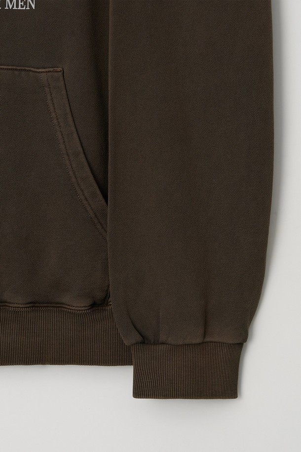 글래스고 피그먼트 워싱 오버 후드티 5컬러는 남녀 모두 착용 가능한 오버핏 후드티입니다. 부드러운 면 소재로 제작되어 가을, 겨울철에 따뜻하게 착용할 수 있으며, 두꺼운 두께감으로 보온성을 높였습니다. 브라운 컬러를 포함한 5가지 색상으로 출시되어 다양한 스타일에 매치하기 좋습니다. 피그먼트 워싱 기법으로 빈티지한 멋을 더했으며, 캐주얼, 스트릿, 미니멀 스타일 모두 소화 가능합니다. 캠핑룩, 집콕룩 등 편안한 TPO에 활용하기 좋습니다.
