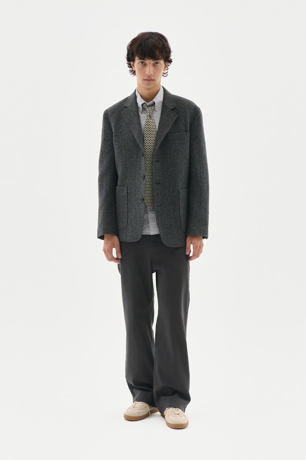 클래식한 멋을 담은 해리스 트위드 블레이저입니다. 가을, 겨울 시즌에 어울리는 두꺼운 울 트위드 소재로 제작되어 따뜻함과 고급스러운 분위기를 선사합니다. 레귤러 핏으로 제작되어 편안한 착용감을 제공하며, 오피스룩, 출근룩, 모임룩 등 다양한 TPO에 활용할 수 있습니다. 클래식하고 미니멀한 스타일을 추구하는 분들에게 적합한 아이템입니다. 긴 소매 기장으로 세련된 실루엣을 연출합니다.
