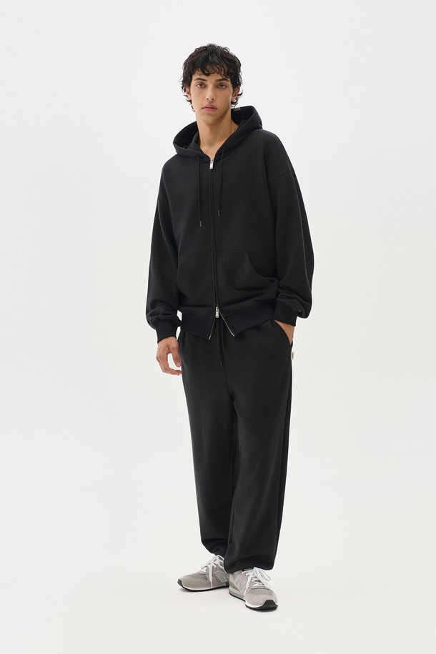 베이직 노턱 스웨트 조거 팬츠는 편안함과 스타일을 동시에 만족시키는 아이템입니다. 부드러운 면 소재로 제작되어 사계절 내내 부담 없이 착용 가능하며, 릴랙스 핏으로 활동성을 높였습니다. 무지 디자인에 블랙 컬러로 어떤 스타일에도 쉽게 매치할 수 있으며, 캐주얼, 스포티, 미니멀 스타일을 모두 소화합니다. 밴딩 처리된 허리와 조거핏으로 편안함을 더하여 피트니스룩 또는 집콕룩으로 활용하기 좋습니다. 노턱 디자인으로 깔끔한 실루엣을 연출합니다.
